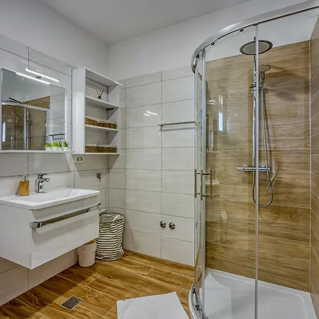 Queen Jelena - Happy Apartman