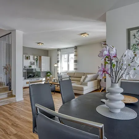 Apartman Queen Jelena - Happy *