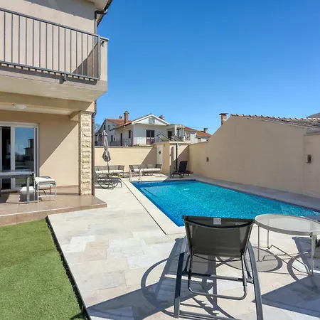 Queen Jelena - Happy Apartment Galizana